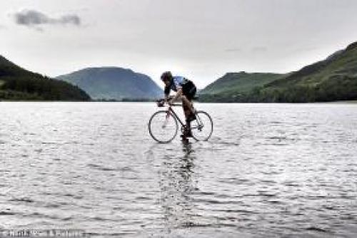 صبي معجزة يقود دراجته فوق المياه  Image