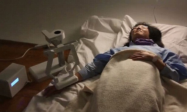 روبوت يواسي المرضى في سرير الموت Image