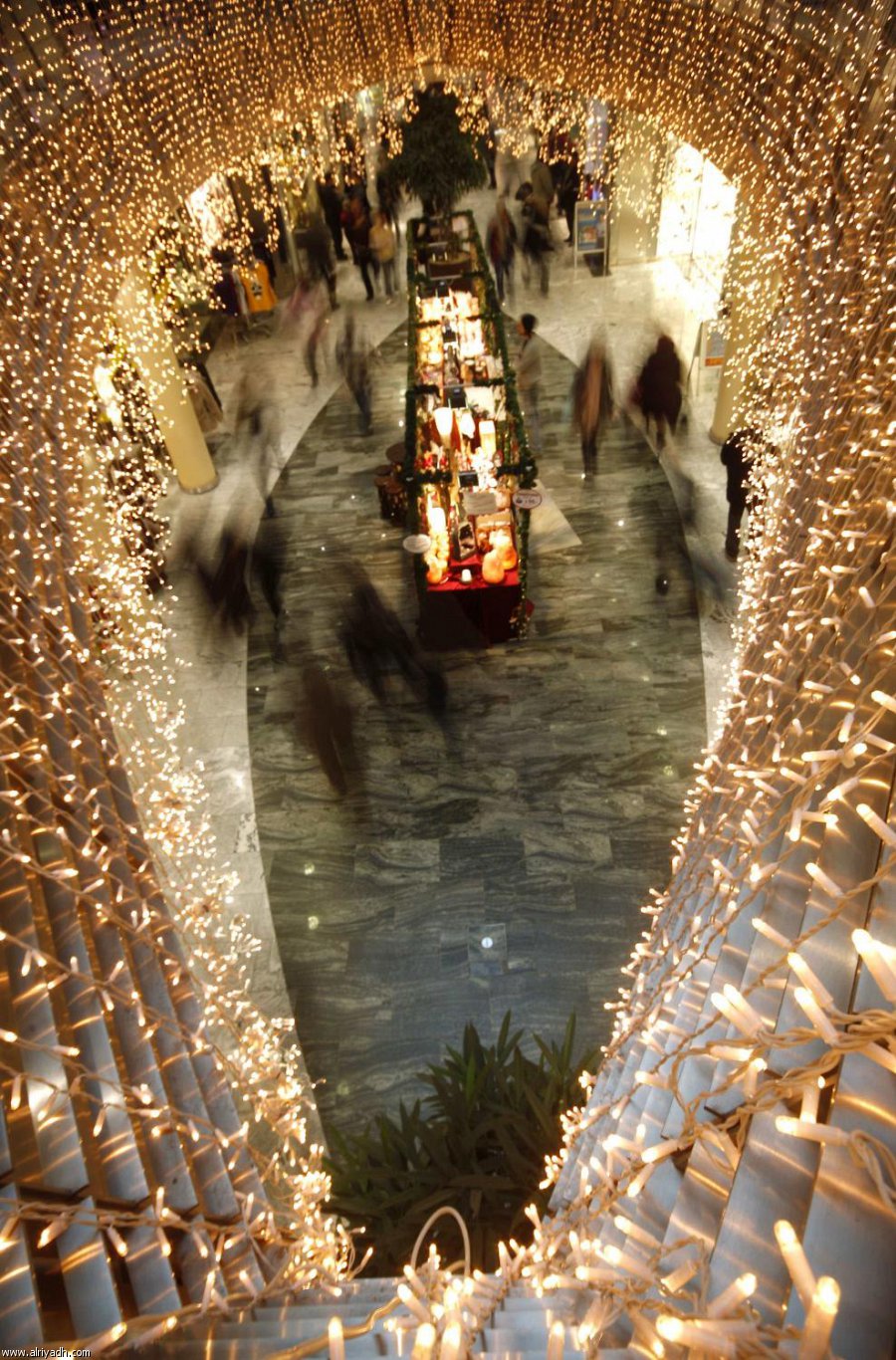 ازدانت العديد من عواصم ومدن دول العالم الغربي بالأضواء المبهجة احتفاء واستعدادا لاستقبال العام الميلادي الجديد 2012 .  Image