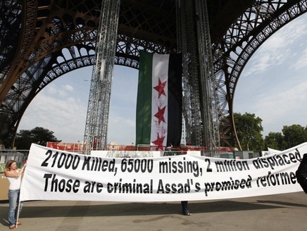 علم الثورة السورية يرفرف على "برج إيفل" بباريس   Image