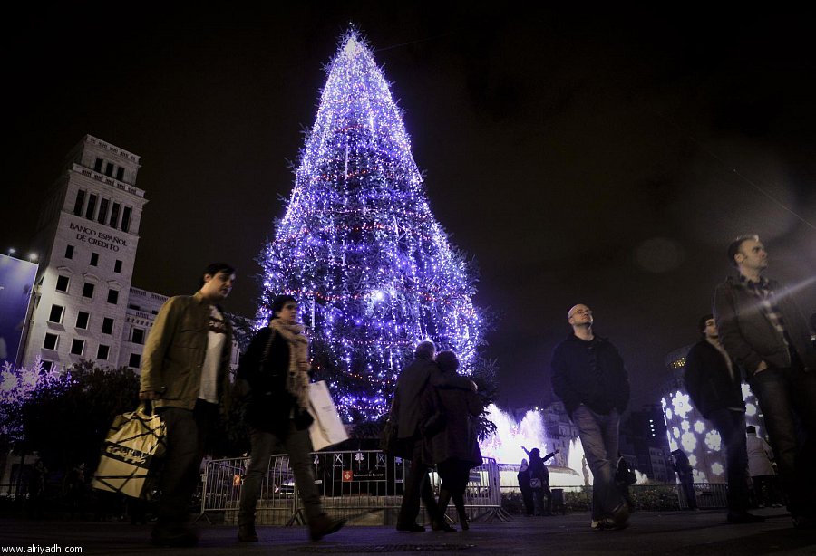 ازدانت العديد من عواصم ومدن دول العالم الغربي بالأضواء المبهجة احتفاء واستعدادا لاستقبال العام الميلادي الجديد 2012 .  Image