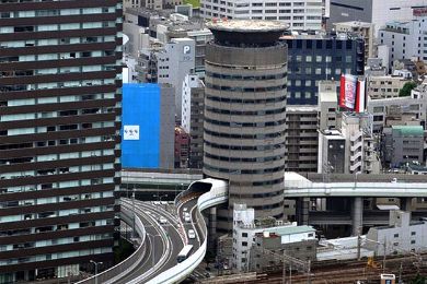 طريق سريع يخترق برجًا في اليابان - صور Image