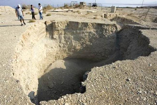 ظاهر حدوث الحفر الإنهدام المخيفة في البحر الميت Image