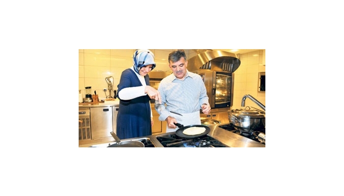 بالصور.. الرئيس التركى يساعد زوجته فى المطبخ Image