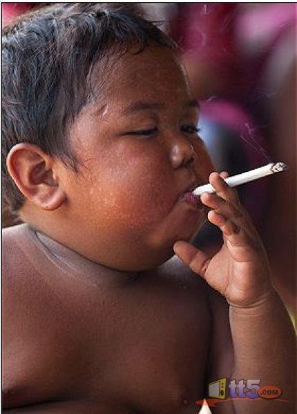 أشهر طفل مدخن يبدأ علاجه من الإدمان -صور  Image