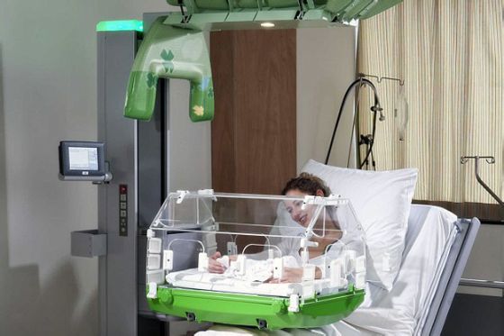 حاضنة إلكترونية تسمح للأم برعاية الرضيع من الفراش